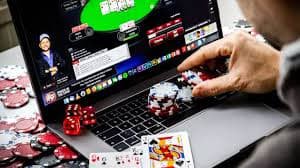 livewin365 Esports Myanmar ကစားသူ ဖုန်းဖြင့် MLBB live bet ချနေသောပုံ